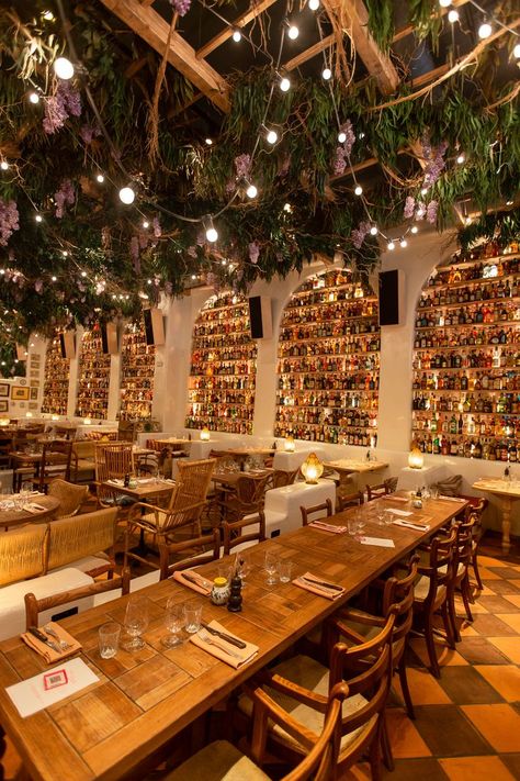 A guide to 10 of the most instagrammable restaurants in London, including all the most aesthetic, photogenic spots for a bite to eat in the city. Best Restaurants London, London Places To Eat, Instagrammable Restaurants, London In October, Restaurant In London, London Cafe, London Restaurant, London Bucket List, Aesthetic London