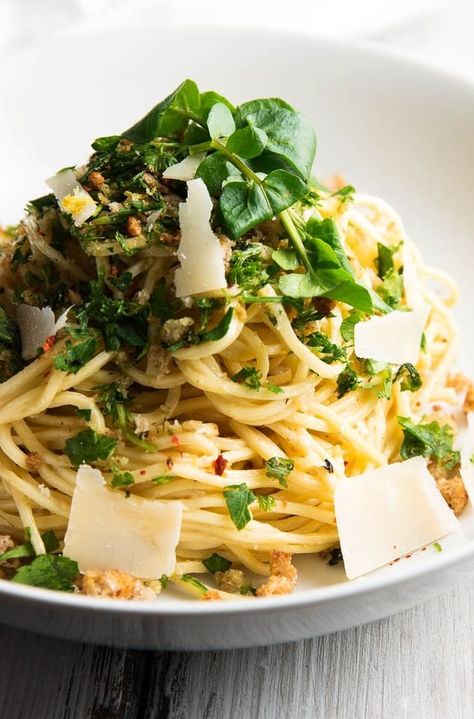 Garlic Butter White Wine Pasta with Fresh Herbs - So easy but SO good! Made with a delicious sauce, fresh herbs, breadcrumbs, lemon and cheese. White Wine Pasta Recipes, White Wine Pasta, Wine Pasta, Fresh Herb Recipes, Pasta Fatta In Casa, Salad Pasta, Herb Recipes, Minestrone, Linguine