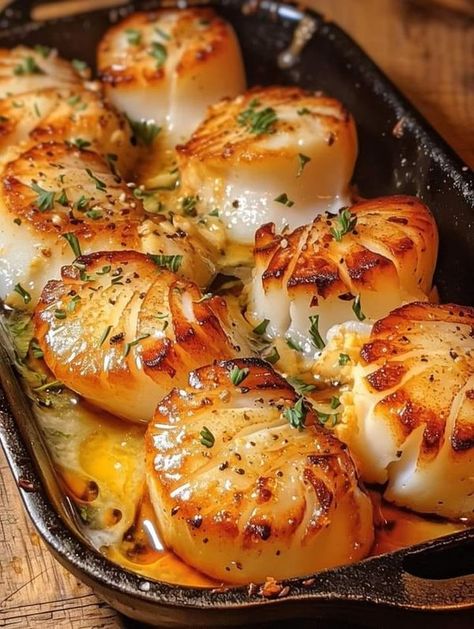 Garlic Butter Baked Scallops, Keto Carnivore, Seafood Dish Recipes, Baked Scallops, Yummy Seafood, Seared Scallops, Jamie Oliver Recipes, Valerie Bertinelli, Scallop Recipes