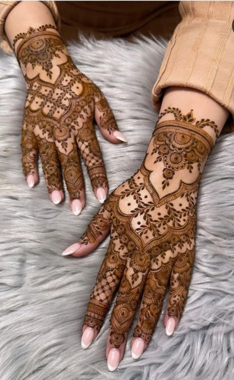 Mehendi Designs Pakistani, Modern Mehndi Designs Back Hand, Engagement Henna Designs, Pakistani Mehndi Design, Minimalist Mehendi Designs, Henna Motive, Pakistani Henna Designs, Engagement Mehendi, Pakistani Mehndi Designs