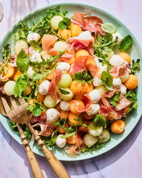 Prosciutto And Melon Salad - Sweet And Salty Perfection Honeydew Recipe, Ingredients Substitutions, Arugula Prosciutto, Prosciutto Melon, Prosciutto Salad, Melon Balls, Refreshing Summer Recipes, Grilled Broccolini, Melon Recipes