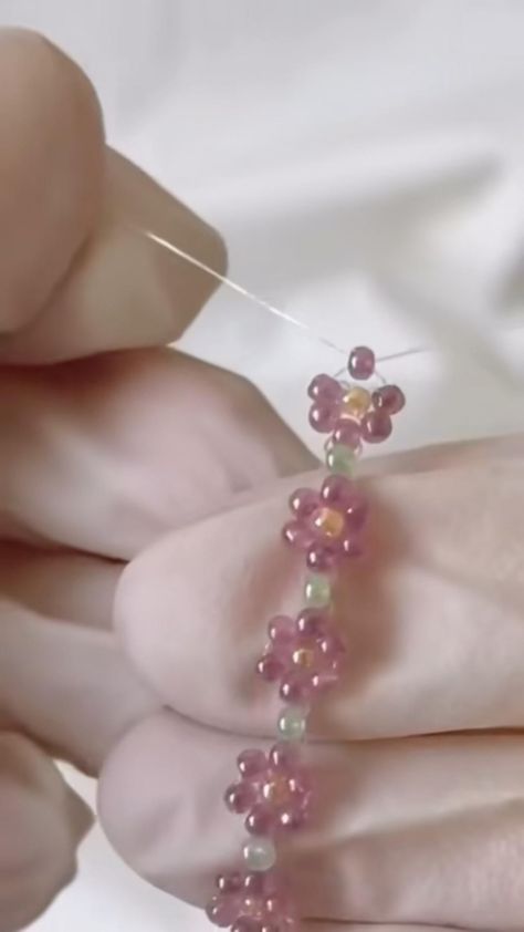 diy jewelry easy#braceletideas,#diyjewelry, #jewelrydiyideas, #jewelrybeads, #beads Easy Handmade Jewelry, Bracelet Tutorial Easy, Diy Jewelry Easy, Easy Jewelry Making Ideas, Diy Daisy, Jewelry For Summer, Beaded Bracelet Tutorial, Diy Jewelry Making Tutorials, Diy Friendship Bracelets Tutorial