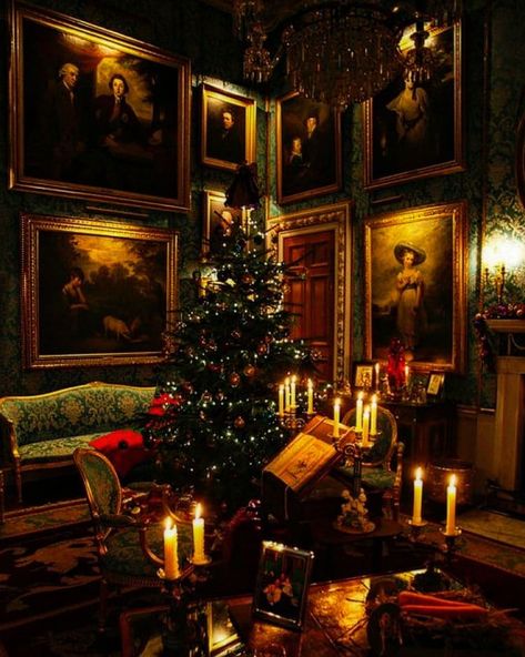 Victorian Christmas Aesthetic, Old Money Christmas, Victorian Christmas Decorations, Charles Dickens Christmas, Dark Victorian, Dickens Christmas, Castle Howard, Dream Christmas, Dark Christmas