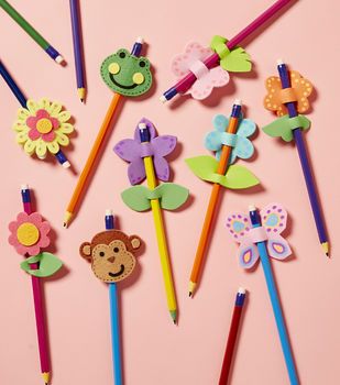 Pencil Toppers Diy, Pencil Topper Crafts, Pen Toppers, Pencil Crafts, Toppers Diy, Diy Pencil, Pencil Toppers, Paper Flower Tutorial, Felt Diy