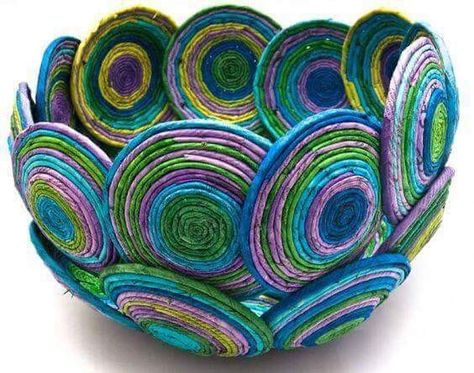 Recycled Magazine Crafts, Recycled Paper Crafts, Hantverk Diy, Recycled Magazine, Rolled Paper Art, Rope Projects, Fabric Bowls, Magazine Crafts, Paper Weaving