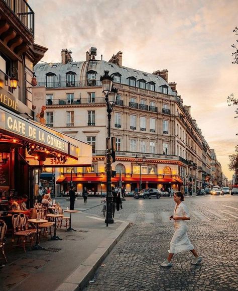 Amelie Movie, Paris France Photos, Watch Sunset, Canal St Martin, Restaurant Vintage, France Aesthetic, Home Studio Setup, Paris France Travel, Things To Do In Paris