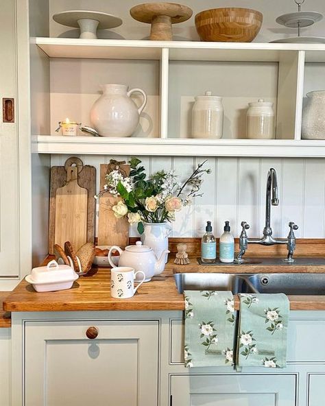 Wimborne White, English Country Home, Sophie Allport, Super Saturday, Modern Rustic Decor, Cottage Kitchens, Small Kitchen Ideas, English Country House, Rose Tea