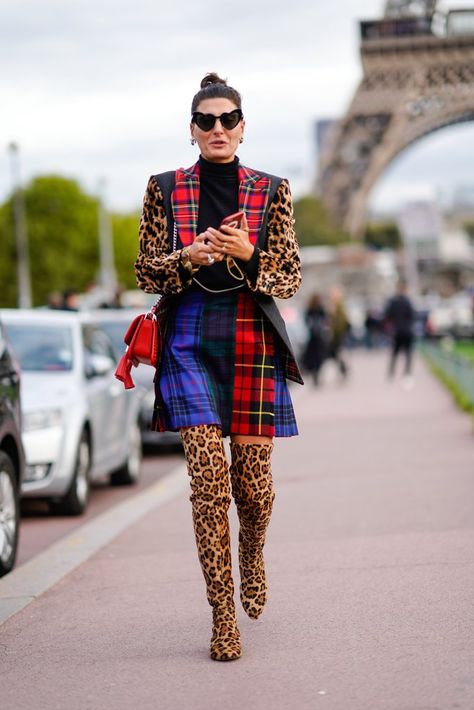 Mix Your Plaids With Animal Prints Mixed Prints Outfit, Mixing Prints Fashion, Tartan Fashion, Plaid And Leopard, Animal Print Outfits, Paris Fashion Week Street Style, 90s Fashion Outfits, Estilo Chic, Hottest Fashion Trends