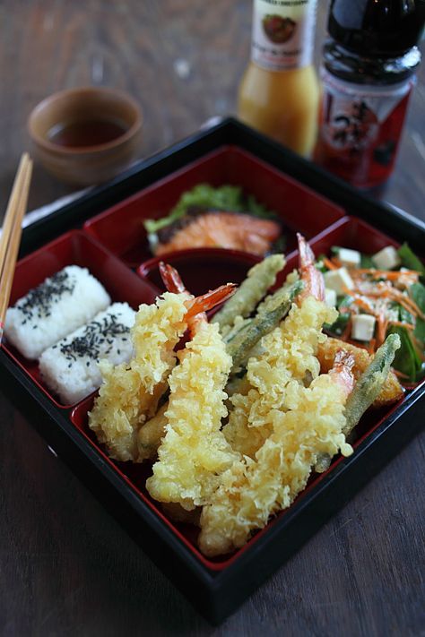 Shrimp Tempura Bento: This crispy, deep-fried seafood/vegetable is a popular Japanese recipe. Tempura Bento, Japanese Etiquette, Makanan Cepat Saji, Tempura Recipe, Dessert Sushi, Tempura Batter, Shrimp Tempura, Japanese Bento, Sushi Recipes