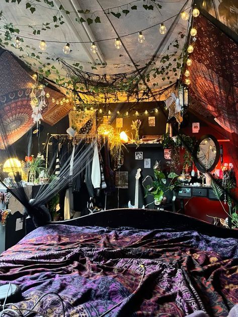 Hippy Room Inspiration, Goth Hippy Room, Canopy Bed Grunge, Hippy Goth Room, How To Make Your Room Grunge, Grunge Home Aesthetic, Room Ideas Witchy, Wimsey Goth Style Bedroom, Goth Hippie Room