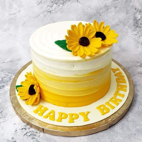 Sunflower Cake For 1st Birthday, Sunflowers Cake Ideas, Bee Sunflower Cake, Sunflower Bday Cake, Sun Flower Cake Designs, Sunflower Design Cake, Sunflower Cake Design Simple, Sun Flower Birthday Cakes, Sunflower Cake Designs Birthday