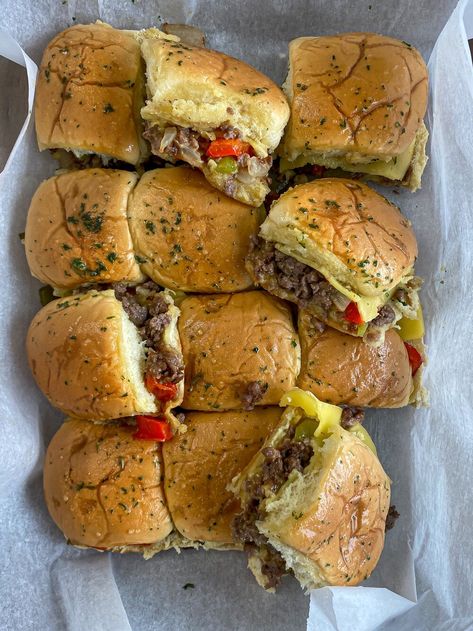 Vegetarian Philly Cheesesteak, Super Bowl Party Food Vegetarian, Vegan Sliders, Vegan Superbowl Snacks, Vegan Superbowl Food, Vegan Philly Cheesesteak, Junk Food Recipes, Healing Meals, Philly Cheesesteak Sliders