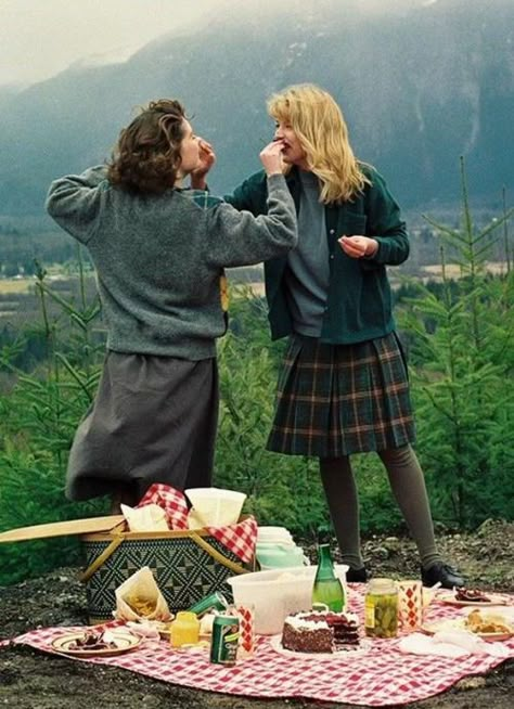 Donna and Laura, Twin Peaks picnic Twin Peaks Aesthetic, Twin Peaks 1990, Fire Walk With Me, Black Lodge, Laura Palmer, I Love Cinema, Twin Peaks, 인물 사진, Coming Of Age