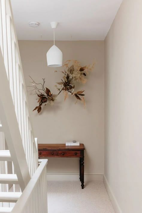 Interior Earth Tones, Neutral Hallway, Beige Walls Bedroom, Minimalist Hallway, Beige Hallway, Beige Wall Colors, Modern Traditional Design, Hallway Colours, Scandi Interiors