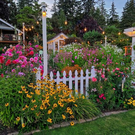 Dream Bakery, Growing Cut Flowers, Dream Farmhouse, House Landscaping, White Picket Fence, Cut Flower Garden, Better Homes And Garden, Picket Fence, Flower Farm