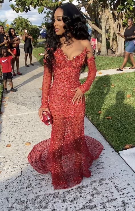 Prom Dress With Head Scarf, Prom Color Combos, Red Prom Dress Black Women, Prom Black Women, Prom Dress Black Women, Exotic Prom Dresses, Glam Prom Dresses, Prom Attire, Prom Inspiration