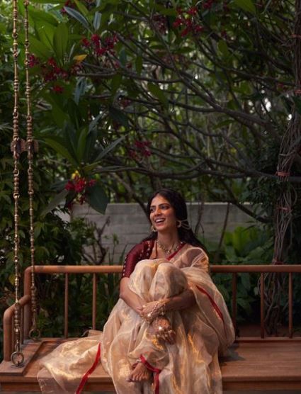 Malavika Mohanan, South Asian Aesthetic, Sisters Photoshoot Poses, Saree Poses, South Indian Sarees, Vintage Photoshoot, Desi Fashion Casual, Indian Photoshoot, Saree Photoshoot