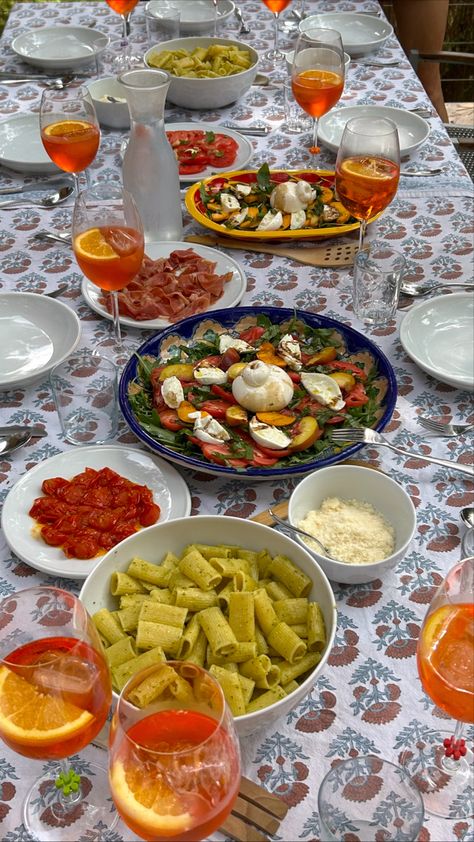 Italian Long Table Dinner, Monthly Dinner Party Themes, Summer Party Menu Ideas, Big Lunch Ideas, Italian Catering Ideas, Italian Summer Dinner Party Aesthetic, Dinner Recipes For Party, Pool Dinner Party, European Summer Party