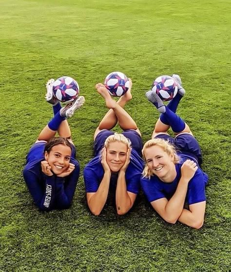 Soccer Team Pictures, Cute Soccer Pictures, Soccer Senior Pictures, Mallory Pugh, Soccer Poses, Soccer Aesthetic, Soccer Things, Soccer Pics, Uswnt Soccer