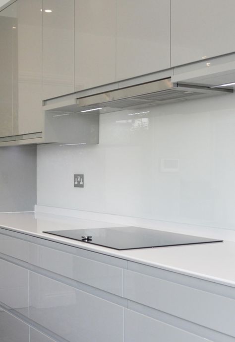 Painted Splashback Kitchen, White Ceramic Backsplash Kitchen, Glass Back Splashback Kitchen Ideas, Acrylic Splashback Kitchen, Kitchen Glass Backsplash Ideas, Back Splashback Kitchen Ideas 2023, White Kitchen Splashback Ideas, Modern Kitchen Splashbacks, Glass Splashback Kitchen