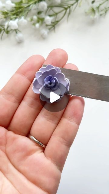 Clay Flower Keychain, Floral Polymer Clay Earrings Tutorial, Clay Earrings Diy Tutorials, Polymer Clay Flowers Tutorial, Polymer Clay Succulent, Baking Polymer Clay, Polymer Flowers, Daisy Petals, Polymer Clay Flower Jewelry