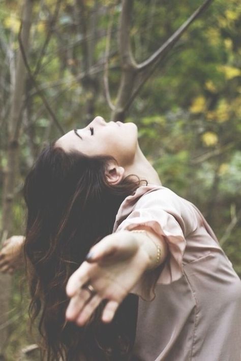 Spiritual Photos, Cute Photo Poses, Yoga Photoshoot, Nature Photoshoot, Photographie Portrait Inspiration, Portrait Photography Women, Have Inspiration, Outdoor Photoshoot, Forest Photography