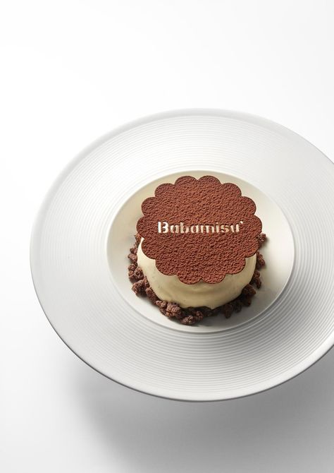 Tiramisu Plated Dessert, Cheesecake Plated Dessert, Tiramisu Decoration Ideas, Tiramisu Plating Ideas, Fancy Tiramisu, Bakery Pantry, Brunch Dessert, Chocolate Decoration, Dessert Cafe