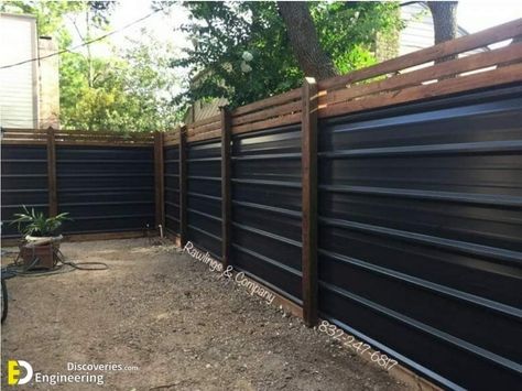 Metal Fence Ideas, Garden Boundary, Corrugated Metal Fence, Diy Backyard Fence, Deck Piscina, Metal Fence Panels, Home Engineering, Lawn Ideas, House Fence Design