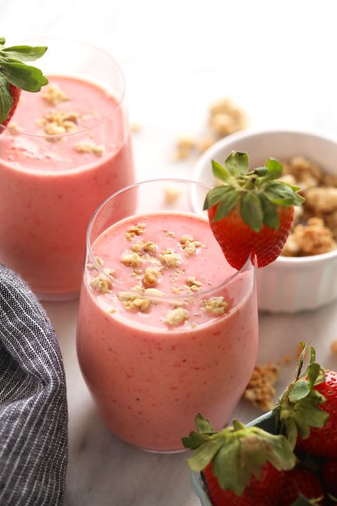 Classic Strawberry Smoothie      //    214 cal, 0g F, 45g C, 9g P Breastfeeding Smoothie Recipes, Strawberry Yogurt Smoothie, Strawberry Smoothie Healthy, Best Breakfast Smoothies, Chocolate Strawberry Smoothie, Chia Seed Smoothie, Mint Smoothie, Fit Foodie Finds, Smoothie Recipes Strawberry