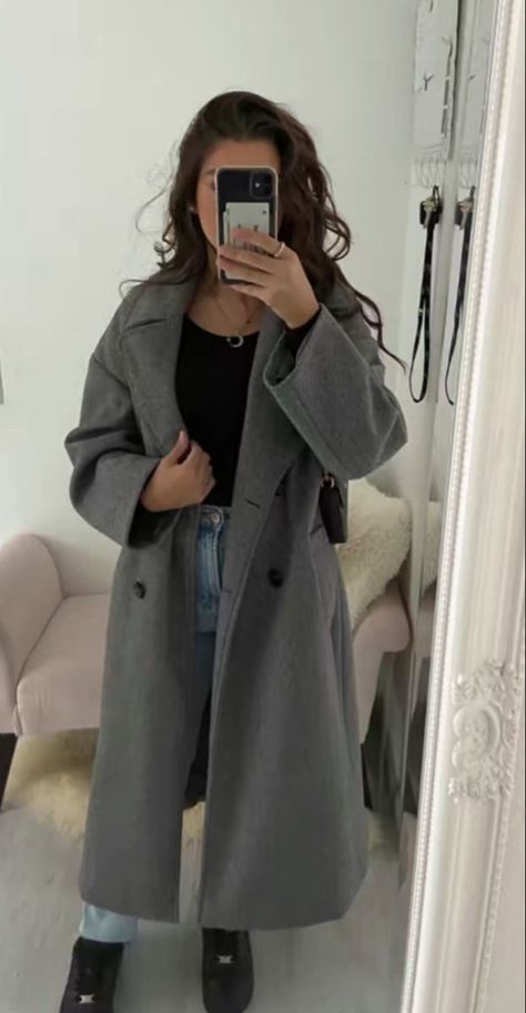 4f284803bd0966cc24fa8683a34afc6edesc54976687ri Outfit Manteau Gris, Outfit Mit Mantel, Outfit Mantel, Outfit Campus, Mantel Outfit, Zara Style, Zara Drip, Hijabi Fits, Pullovers Outfit