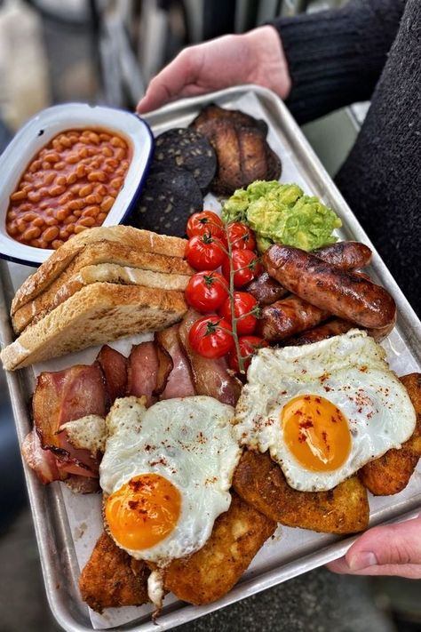 Breakfast On Bbq, All Day Breakfast Ideas, Brunch Cafe Food, Pictures Of Breakfast Food, Big Breakfast Platter, British Breakfast Traditional, Full English Breakfast Aesthetic, Full English Breakfast Traditional, Bbq Breakfast Ideas