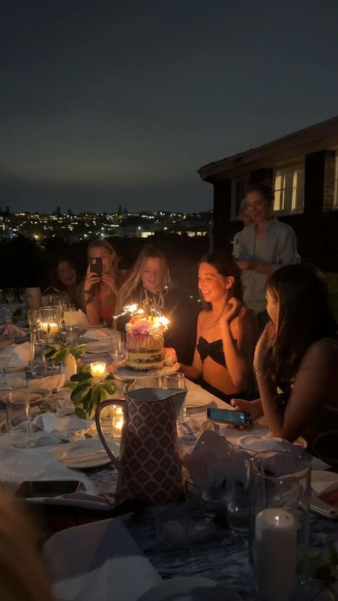 Birthday Dinners At Restaurants, Sweet 16 Fancy Party Ideas, Birthday Dinner Astethic, Birthday Night Aesthetic, Rooftop Birthday Party Ideas, Birthday Dinner Pictures, Small Sweet 16 Party Ideas, Birthday Celebration Aesthetic, Fancy Dinner Party Aesthetic