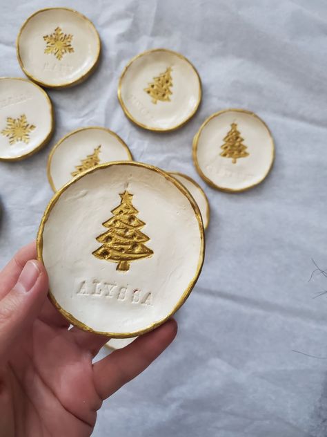 Christmas Trinkets, Air Dry Clay Projects, Easy Christmas Gifts, Clay Christmas, Christmas Clay, Ring Dishes, Jewellery Storage, Trinket Tray, Jewelry Dish