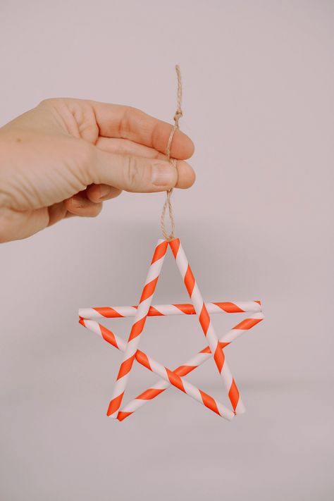 Craft eco-friendly Drinking Straw Star Ornaments with paper straws using our easy guide. Elevate your sustainable holiday decor this season! Paper Straw Decorations, Paper Straw Star Ornament, Paper Straw Christmas Craft, Paper Straw Christmas Ornaments, Christmas Paper Straw Crafts, Straw Christmas Ornaments, Stars Made From Straws, Paper Straw Ornaments, Star Made From Straws