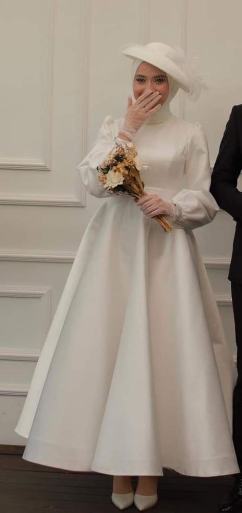 Bride Dresses Hijab, Vintage Wedding Dress Aesthetic, Bride Dress Hijab, Hijabi Wedding Dress Simple, Cutest Couple Pictures, Hijab Wedding Gown, Bride Hijab Style, Simple Wedding Dress Hijab, Wedding Gown Modest