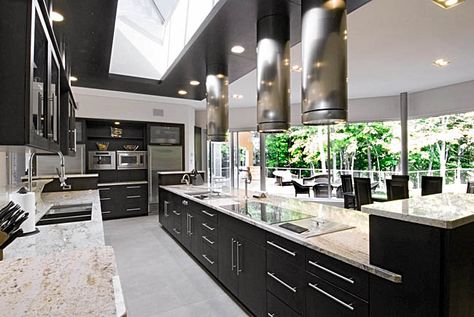 #Housetrends LOVES kitchens, including this massive one (26x26 feet) in a home in the #Cleveland area. Kitchen Luxury Design, Dapur Rustic, Modern Luxury Kitchen Design, Model Dapur, Modern Luxury Kitchen, Kitchens Luxury, Dream Kitchens Design, Best Kitchen Designs, Kitchen Decor Modern