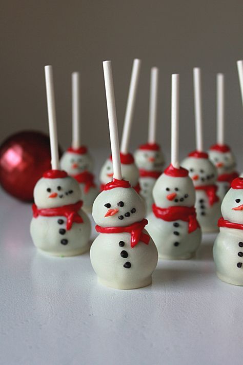 Christmas Cake Pops Recipe, Snowman Cake Pops, Easy Dessert Recipes Christmas, Snowman Treats, Christmas Cakes Easy, Inside Cake, Best Christmas Desserts, Snowman Cake, Christmas Cake Pops