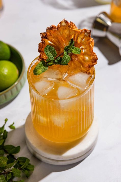 Ginger Beer Pineapple Mocktail, Ginger Lime Mocktail, Pineapple Ginger Mocktail, Mocktail Ginger Beer, Lemongrass Mocktail, Fancy Mocktail, Mocktails Non Alcoholic Recipes, Pineapple Mocktails, Simple Mocktails