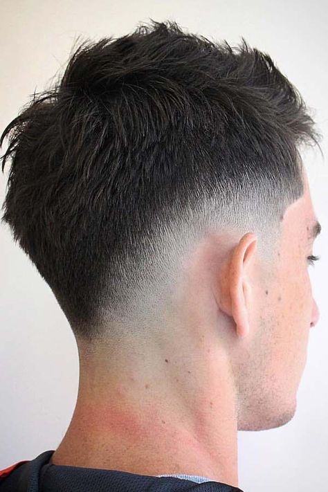 Bald Fade Vs. Skin Fade: What’s The Difference? #baldfade #skinfade #fadehaircut With the bald fade haircut men can easily turn up their hairstyle a notch. In our collection, we've picked out the coolest ideas to team with a high, mid and low skin fade. Anybody, from black to white men, will find a mens new hair style to the taste, whether it's a comb over with beard or a hard part with waves. #menshaircuts #menshairstyles Drop Fade Haircut, Low Skin Fade, Mohawk Hairstyles Men, Mens Hairstyles Fade, Gents Hair Style, Men Haircut Curly Hair, Mens Hairstyles Thick Hair, Faded Hair, Mohawk Hairstyles