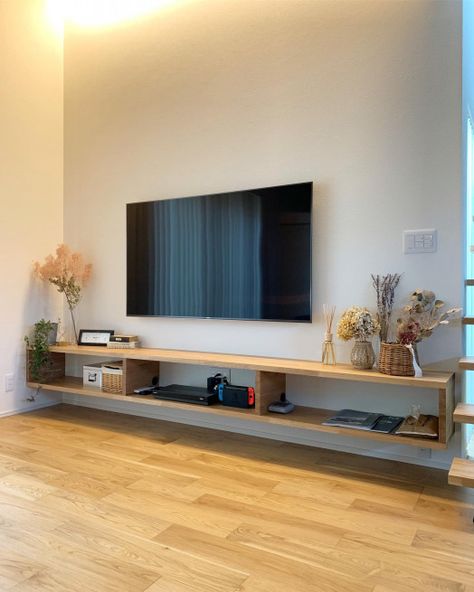 Tv Shelf Ideas, Tv Stand Decor Living Room, Under Tv, Floating Shelves Living Room, Simple Living Room Decor, Small Apartment Living Room, Small Apartment Living, Home Design Living Room, Living Room Tv Wall