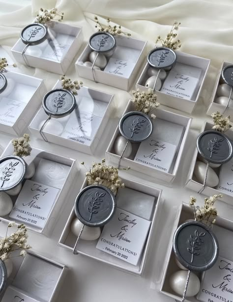 Wedding Chocolate Favors, Baby Shower Party Gifts, Chocolate Wedding Favors, Wedding Chocolate, Engagement Favors, Chocolate Favors, Wedding Giveaways, Custom Chocolate, Rustic Wedding Favors