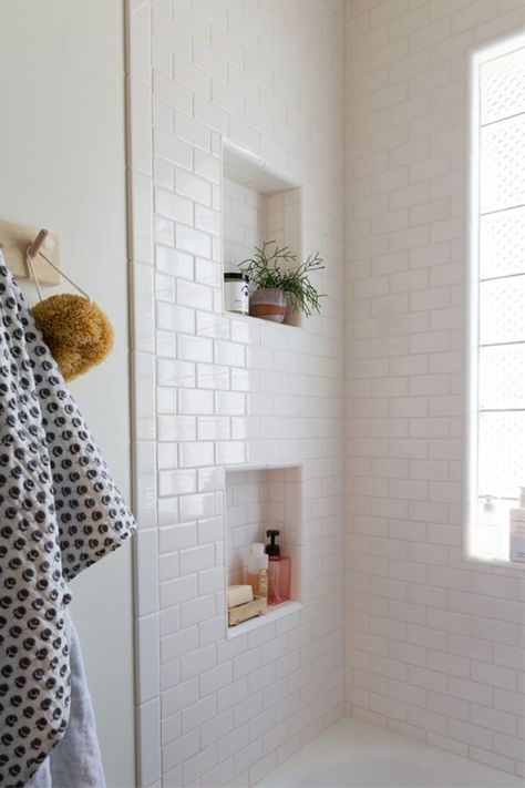 Love the way these little niches have been added to the design in this bathroom. They're perfect for storing bathroom essentials, like shower gel or soap, or for adding a plant or two. Small Full Bathroom With Tub, Airbnb Photography, White Subway Tile Bathroom, Makeover Kamar Mandi, Spare Bathroom, Subway Tiles Bathroom, White Bathroom Tiles, Hallway Bathroom, Bad Inspiration