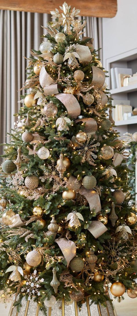 Christmas Tree Inspo, Gold Christmas Tree Decorations, Christmas Tree Decorating Themes, Elegant Christmas Trees, Christmas Tree Inspiration, Christmas Themes Decorations, White Christmas Trees, Cool Christmas Trees, Christmas Tree Ideas