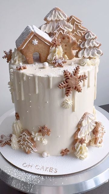 Gingerbread Christmas Cake Decoration, Cake With Gingerbread Decorations, Christmas Drip Cake Ideas, Winter Cake Decor, Christmas Themed Cake Ideas, Gingerbread Decorated Cake, Christmas Baking Ideas Cake, Pastel Christmas Cake, Winter Cookie Cake Ideas