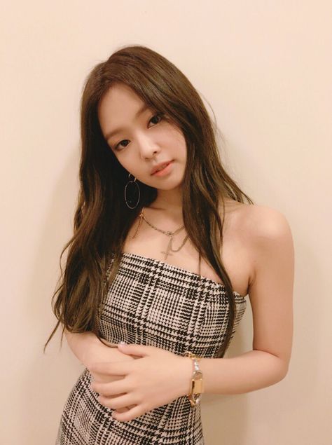 BLACKPINK Jennie Spotted Wearing Sexy Split Dress Jennie 2017, Jenny Kim, Chica Cool, Jennie Ruby Jane, Ruby Jane, Split Dress, Jennie Lisa, Blackpink In Your Area, Lalisa Manoban