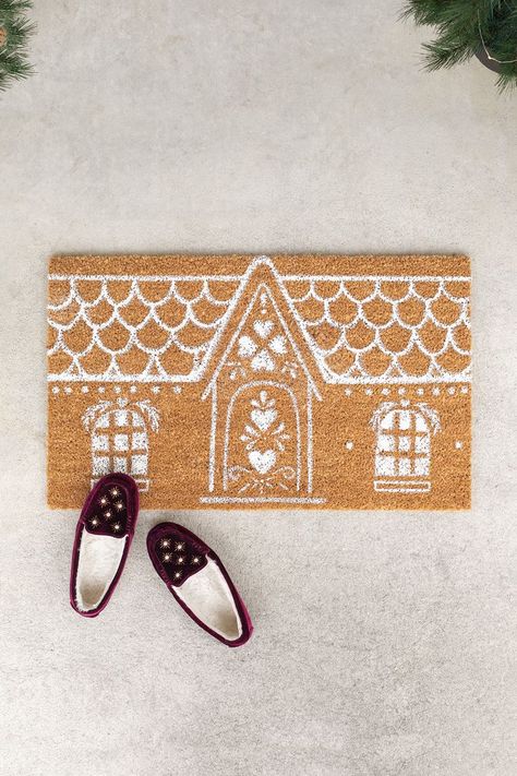 Anthropologie Inspired DIY Gingerbread House Doormat Diy Anthropologie, Ginger Bread House Diy, Diy Gingerbread, Gingerbread Diy, Anthropologie Inspired, Noel Fielding, Christmas Doormat, Christmas Gingerbread House, Diy Ikea