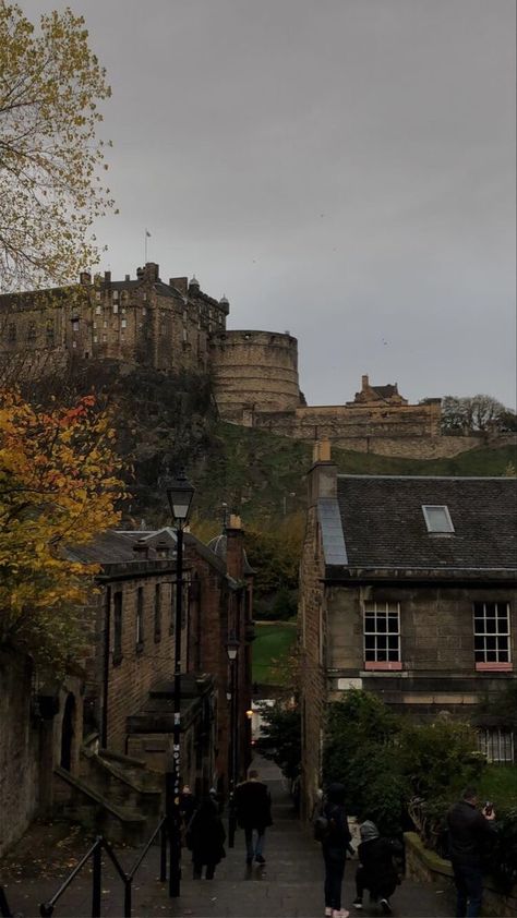 Pretty Places In Scotland, Edinburg Scotland Aesthetic, Fall Uk Aesthetic, Autumn Europe Aesthetic, Fall Travel Aesthetic, Edinborough Aesthetic, Scotland Life Aesthetic, Edinburgh Scotland Aesthetic Wallpaper, Scotland Fall Aesthetic