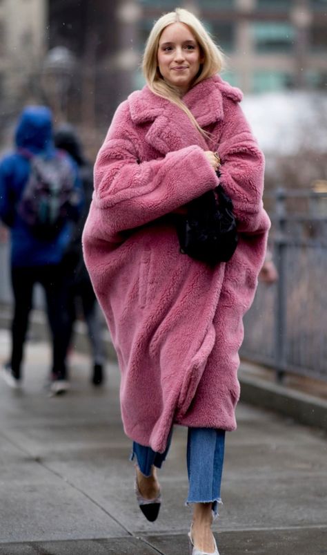 Hair Men Style, Pink Fur Coat, Comfy Fall Outfits, Fall Fashion Coats, Elegante Y Chic, New York Street Style, Pink Fur, Coat Outfit, Pink Coat