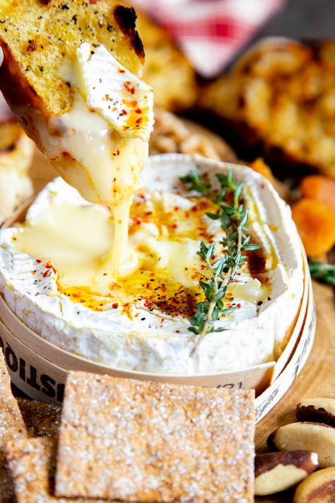 Baked Camembert Recipe, Baked Cheese Dip, Melted Cheese Dip, Camembert Recipes, Homemade Potato Chips, Cheese Recipes Appetizers, Baked Camembert, Brie Recipes, Easy Cheese