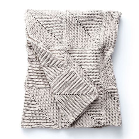 It's kind of amazing how crochet is modernizing, isn't it? Check out these 40+ modern crochet afghan patterns that are sure to catch your eye! Corak Krusye, Modern Haken, Striped Crochet Blanket, Modern Crochet Blanket, Crochet Blanket Pattern Easy, Easy Crochet Blanket, Blanket Ideas, Knitted Blanket, Manta Crochet